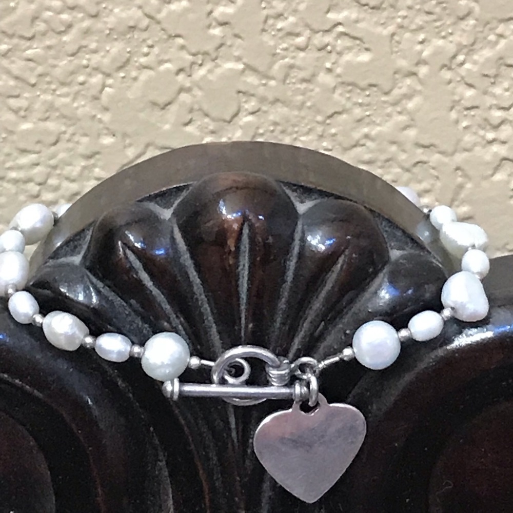EUC! FAUX PEARL AND HEART BRACELET